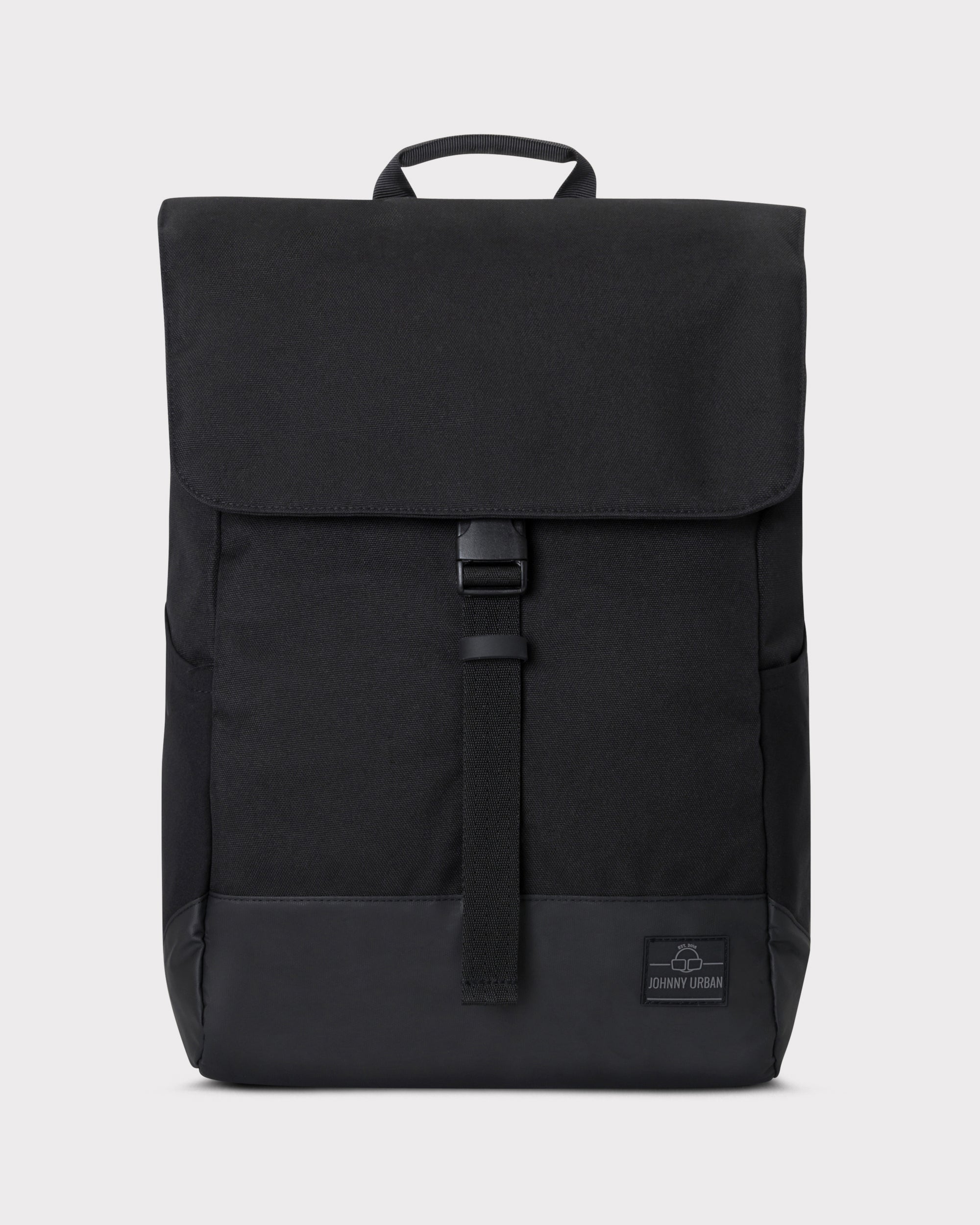 Schwarzer Tagesrucksack 'Mika' von Johnny Urban mit Klappe und Verschlussriemen