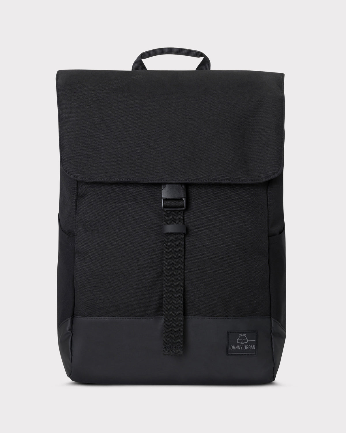 Schwarzer Tagesrucksack 'Mika' von Johnny Urban mit Klappe und Verschlussriemen