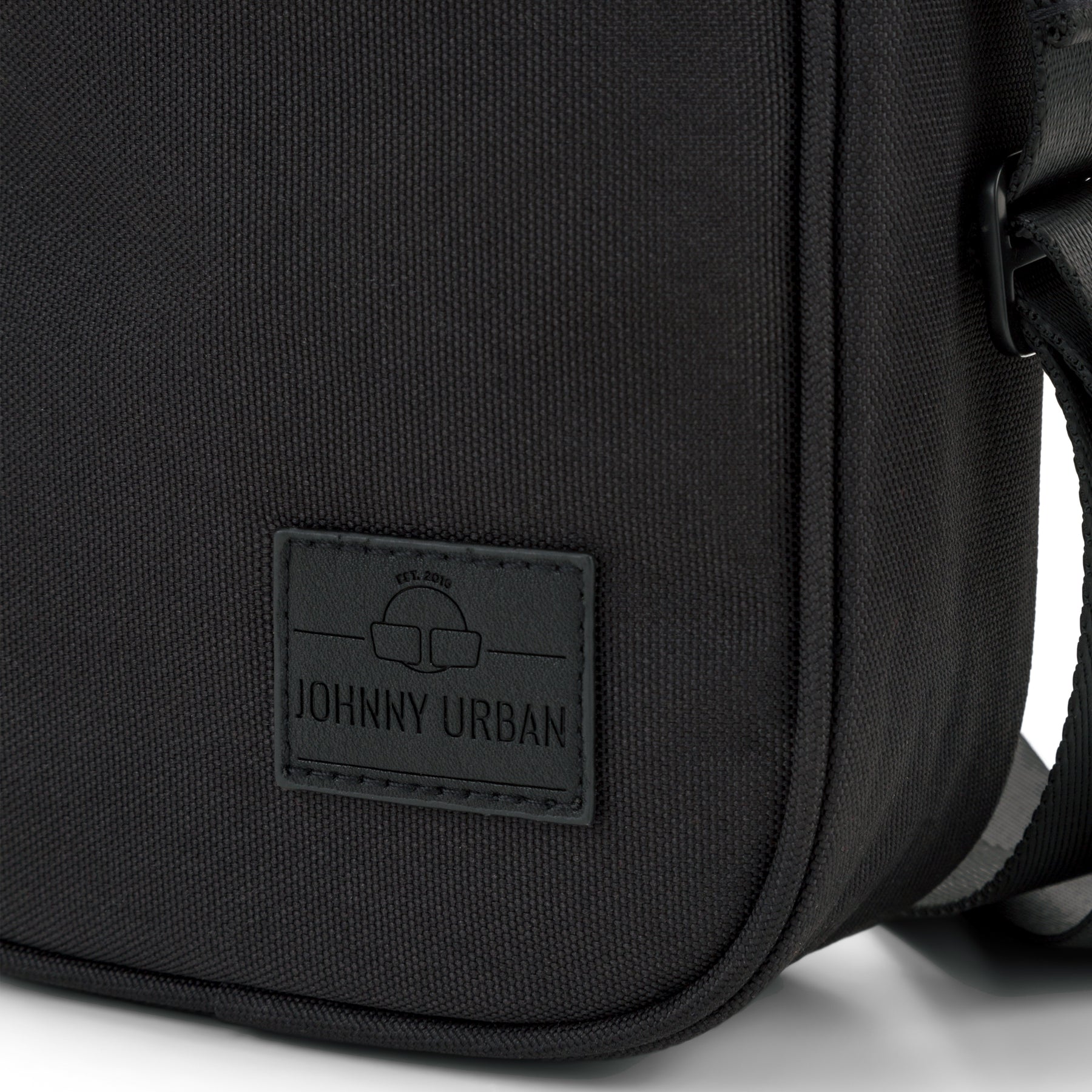 Schwarze, wasserabweisende Umhängetasche 'Luis' von Johnny Urban mit Logo-Patch aus Leder