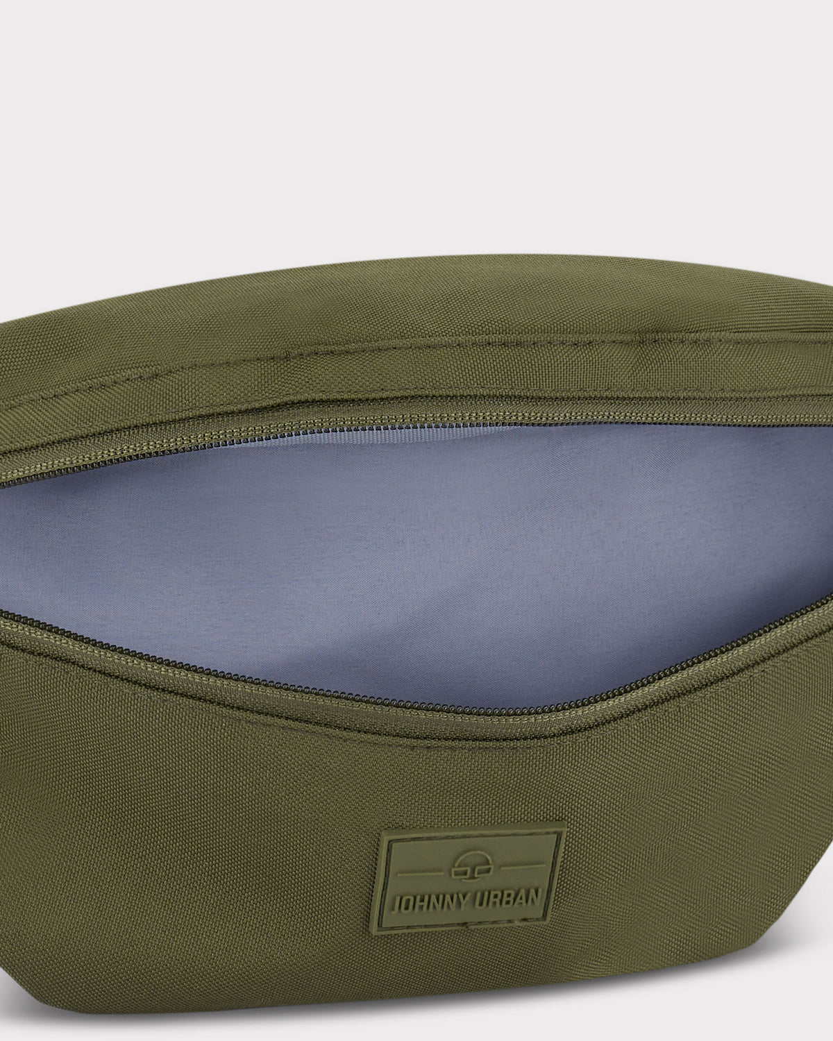 Olivegrüne Bauchtasche 'Erik Large' von Johnny Urban mit geöffnetem Hauptfach und grauem Innenfutter