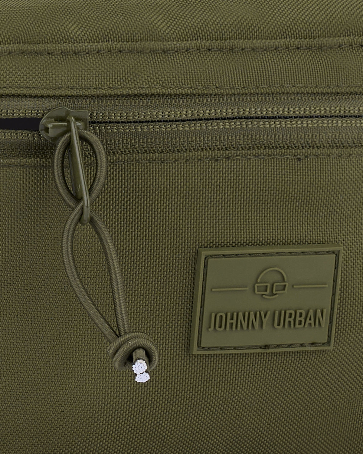 Nahaufnahme der olivgrünen Bauchtasche 'Erik Large' von Johnny Urban mit Reißverschluss und Logo-Patch