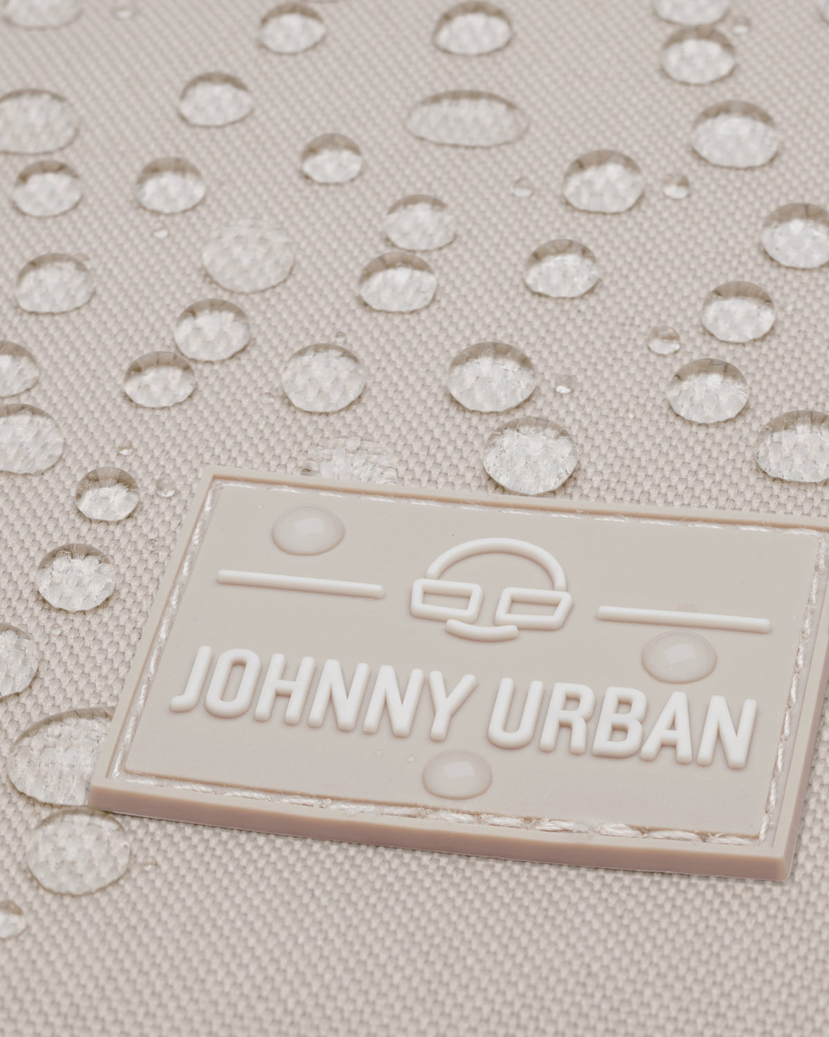 Nahaufnahme des wasserdichten Materials mit Johnny Urban Logo auf Rolltop Rucksack 'Robin Medium' Bike