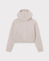 Unsere Cropped-Fleecejacke Nova spendet dir Wärme und einen stylischen Look - jetzt auch in beige. 