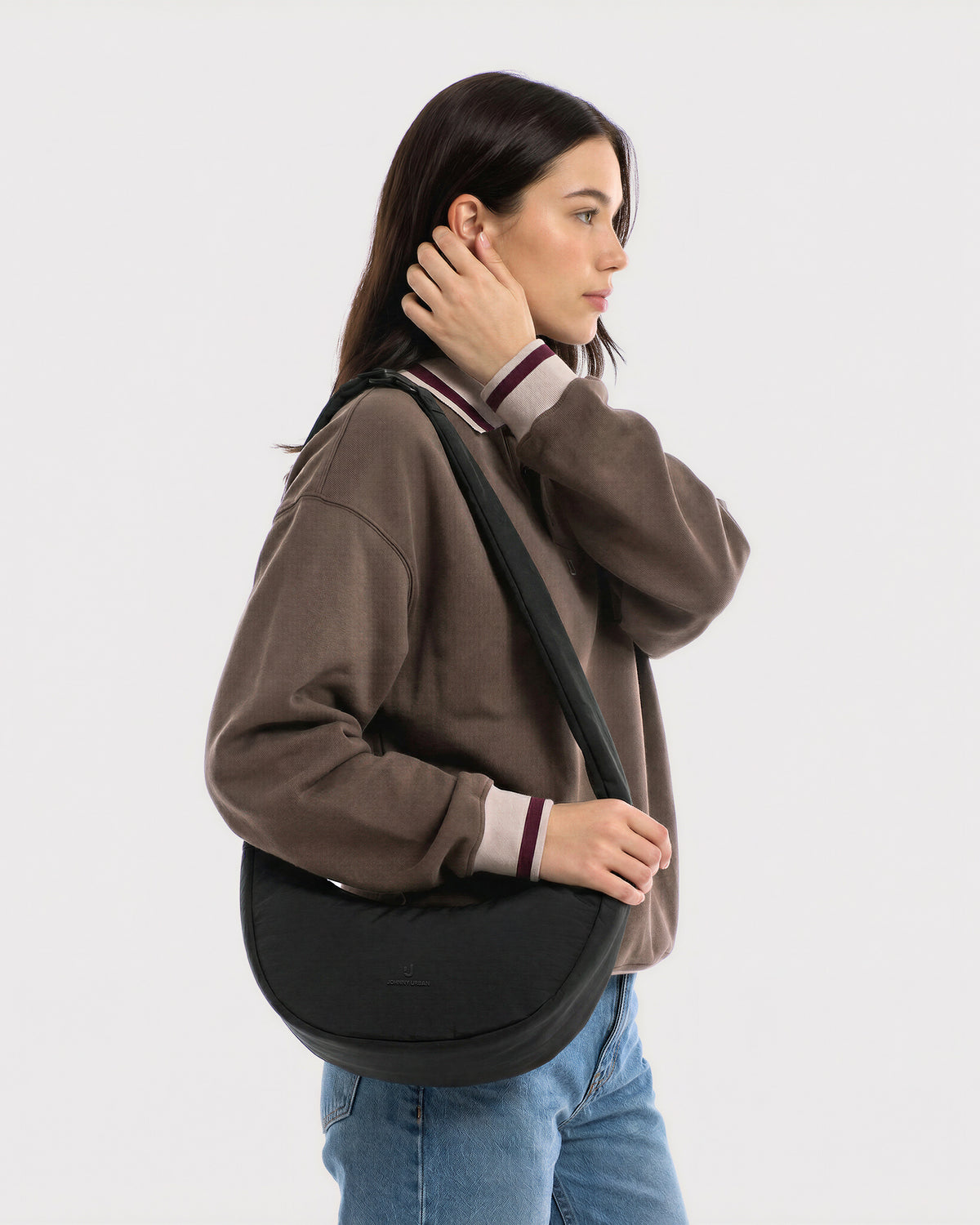 Unser weibliches Model zeigt sich hier mit der Johnny Urban Half-Moon-Bag "Lou Medium" in schwarz. 