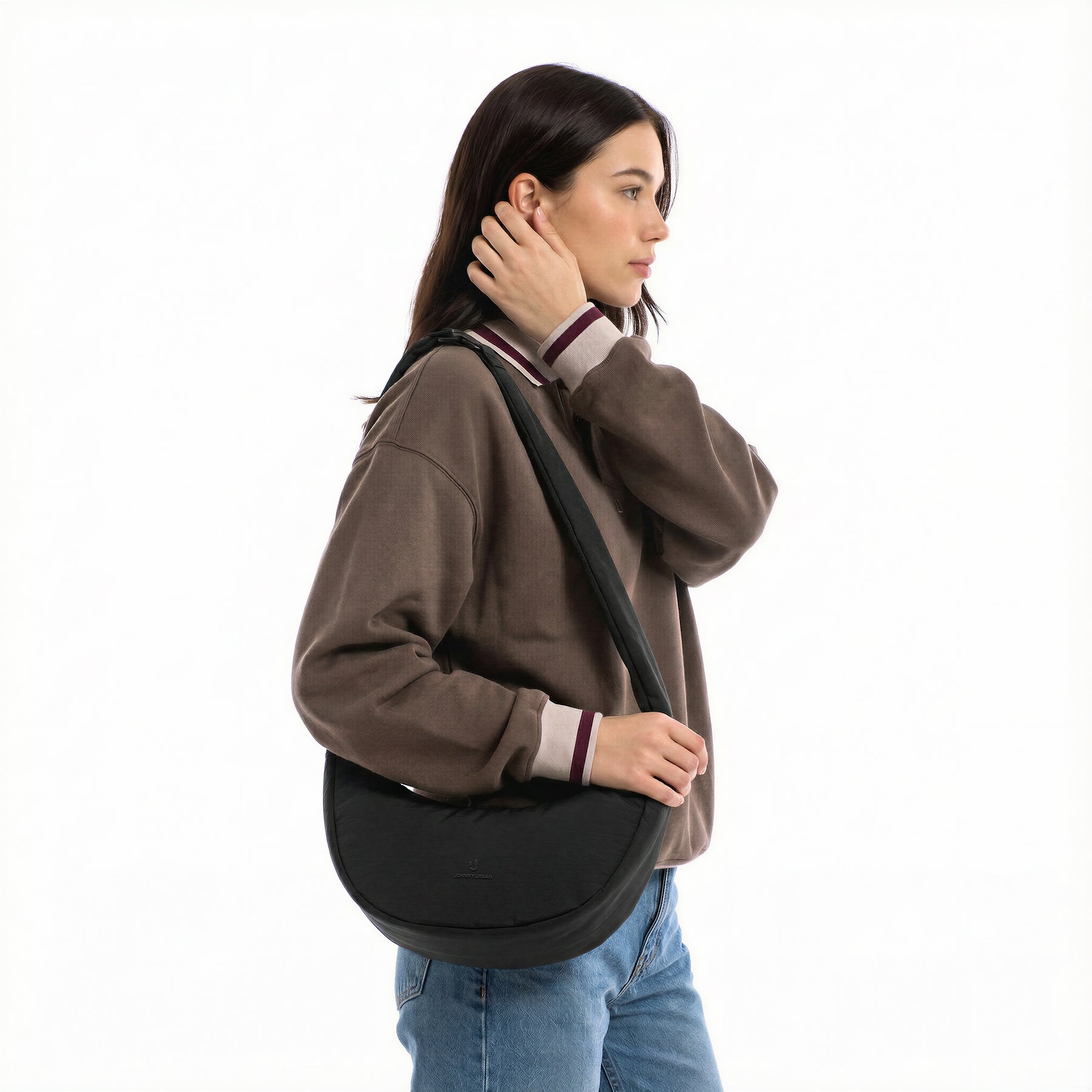 Unser weibliches Model zeigt sich hier mit der Johnny Urban Half-Moon-Bag "Lou Medium" in schwarz. 