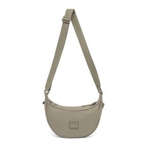 Halbmondtasche 'Ally Small' von Johnny Urban in desertgrauer Farbe aus robustem Material mit langem Schultergurt