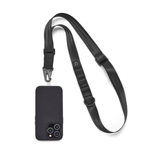Schwarze Handykette mit Karabinerhaken, befestigt an einem schwarzen Smartphone 