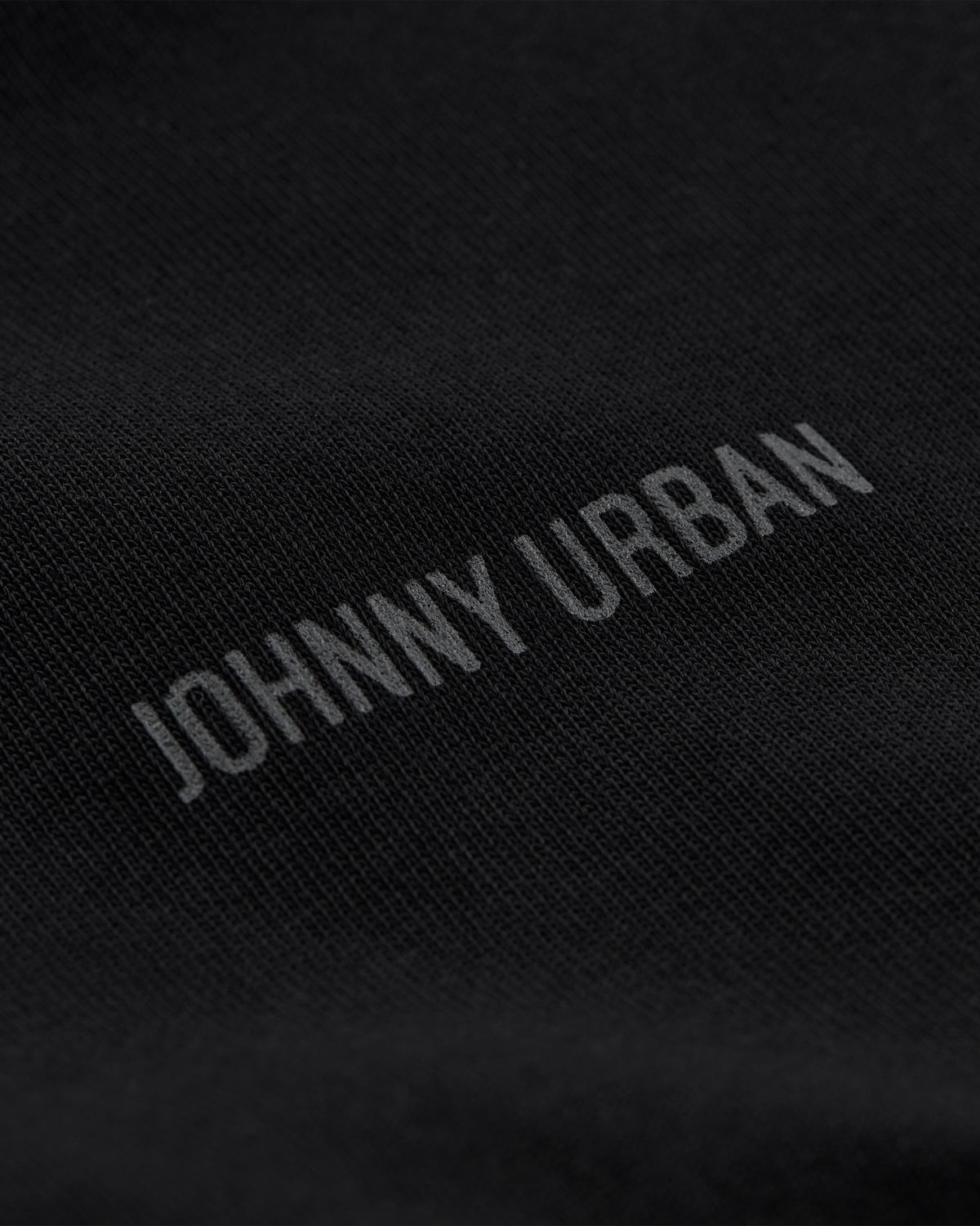 Schwarzes T-Shirt mit grauem Schriftzug 'Johnny Urban'