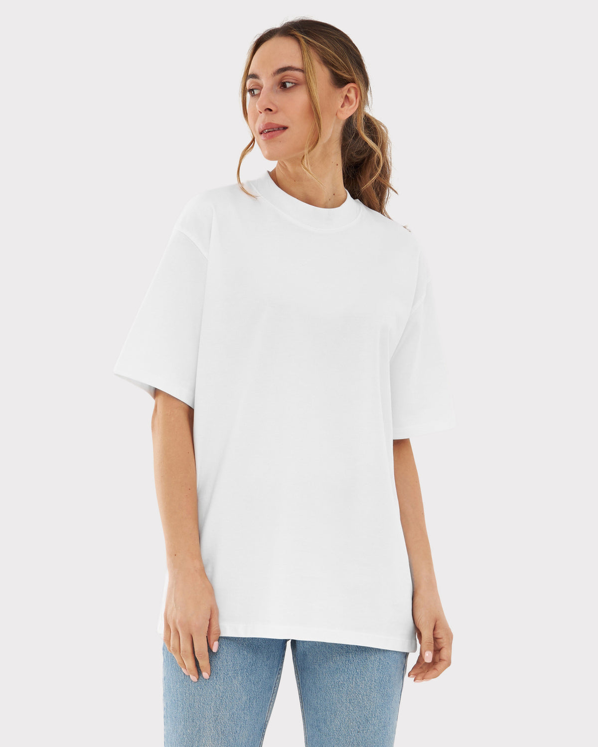Damen trägt oversize weißes T-Shirt 'Sammy Chrome Butterfly' mit kurzen Ärmeln und Rundhalsausschnitt