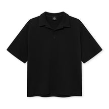 Schwarzes Poloshirt mit kurzem Arm und klassischem Kragen