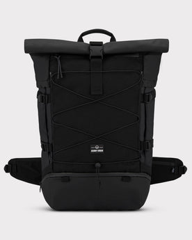 Schwarzer Johnny Urban Reiserucksack Allen XL Travel mit Rolltop und elastischem Netz an der Vorderseite