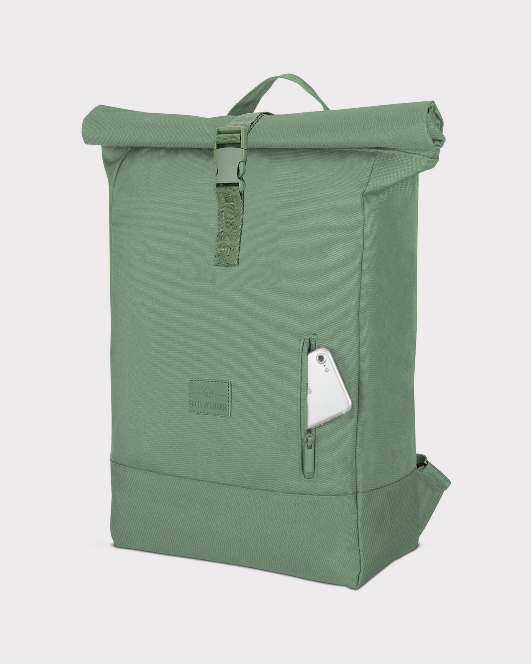 Grüner Rolltop-Rucksack 'Robin Large' mit Reißverschlusstasche, in der ein Smartphone steckt