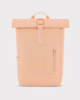Rolltop Rucksack Robin Medium von Johnny Urban in Pfirsich mit schnallverschluss und seitlicher Reißverschlusstasche