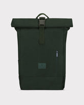 Grüner Rolltop Rucksack 'Robin Medium' von Johnny Urban mit Frontreißverschluss und Trageschlaufe