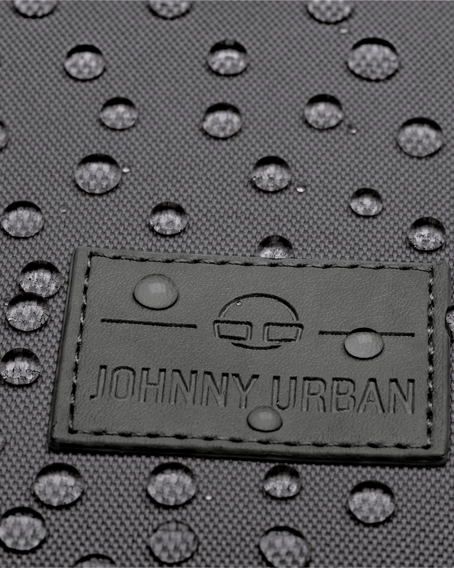 Johnny Urban Logo auf wasserabweisendem dunkelgrauem Stoff mit Wassertropfen