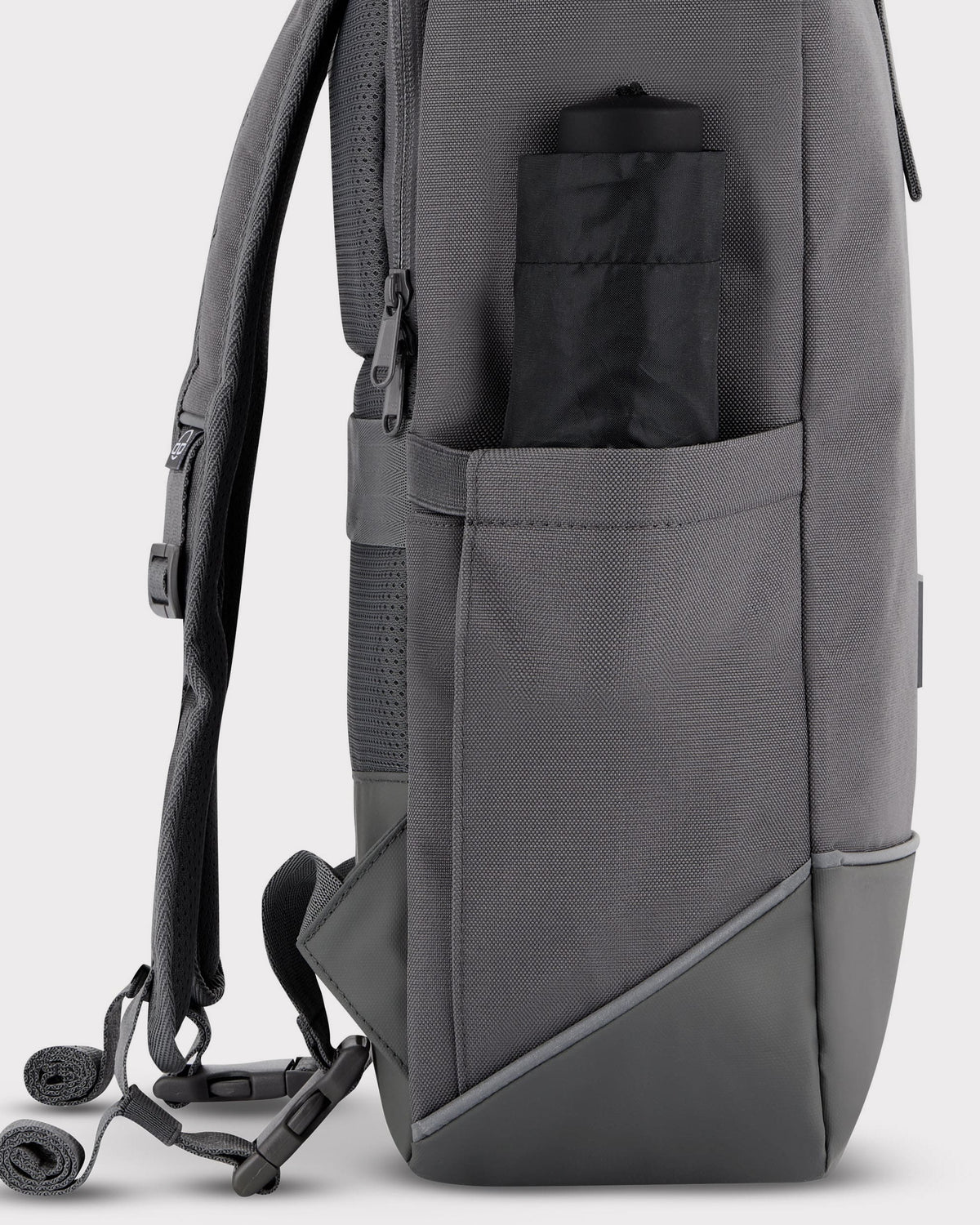 Seitliches Detail des grauen Rolltop Rucksacks Robin Medium mit seitlicher Tasche und eingebautem Regenschirm
