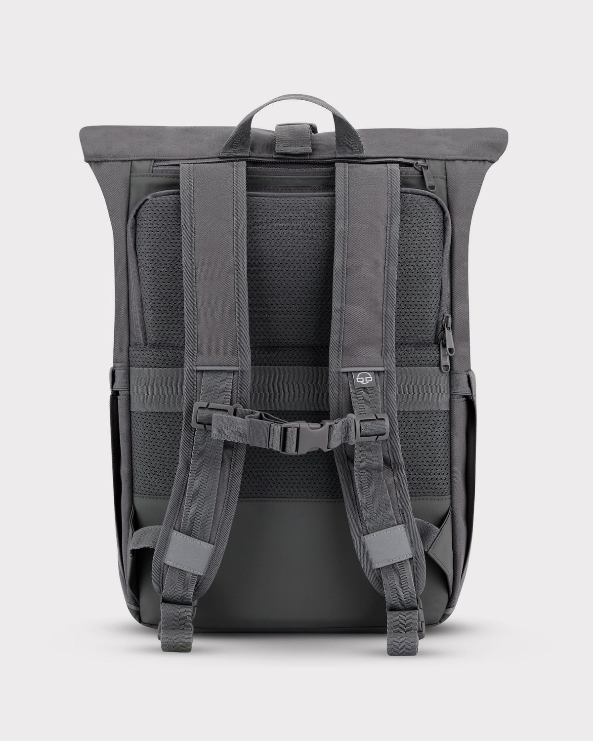Rückansicht des grauen Rolltop Rucksacks 'Robin Medium' mit gepolsterten Trägern und Brustgurt