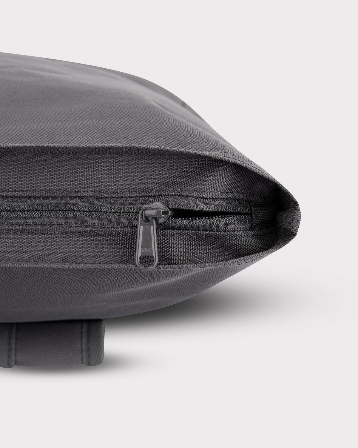 Rolltop Rucksack 'Robin Medium' schwarze Naht- und Reißverschlussdetails, sicher auf Fahrradgepäckträger befestigt