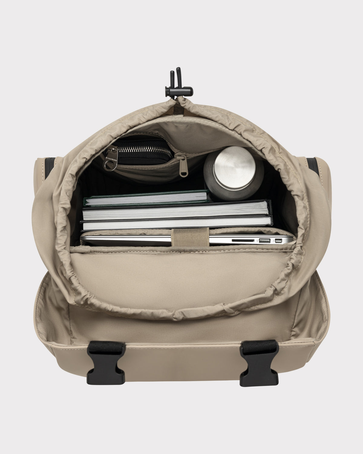 Geöffneter beiger Rucksack 'Finley' mit Laptopfach, Büchern, Trinkflasche und Reißverschlusstasche