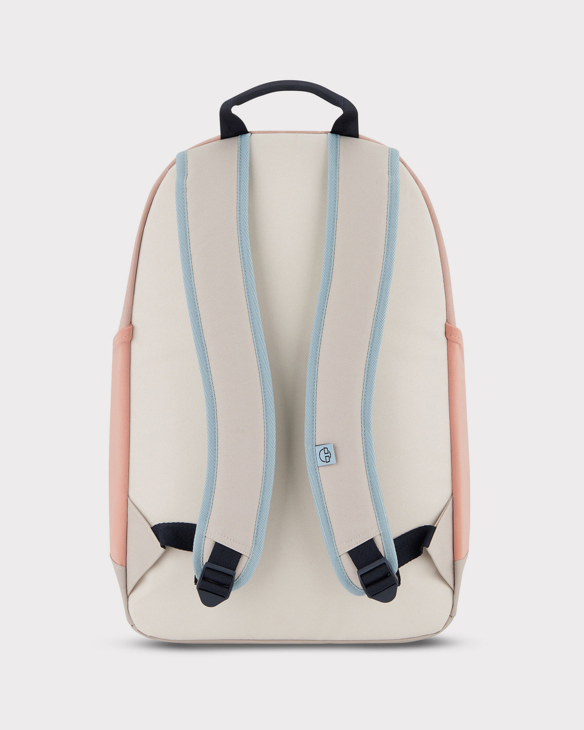 Beiger und rosa Rucksack 'Neo' von Johnny Urban, Rückansicht mit gepolsterten, beigen Schultergurten und hellblauen Kanten