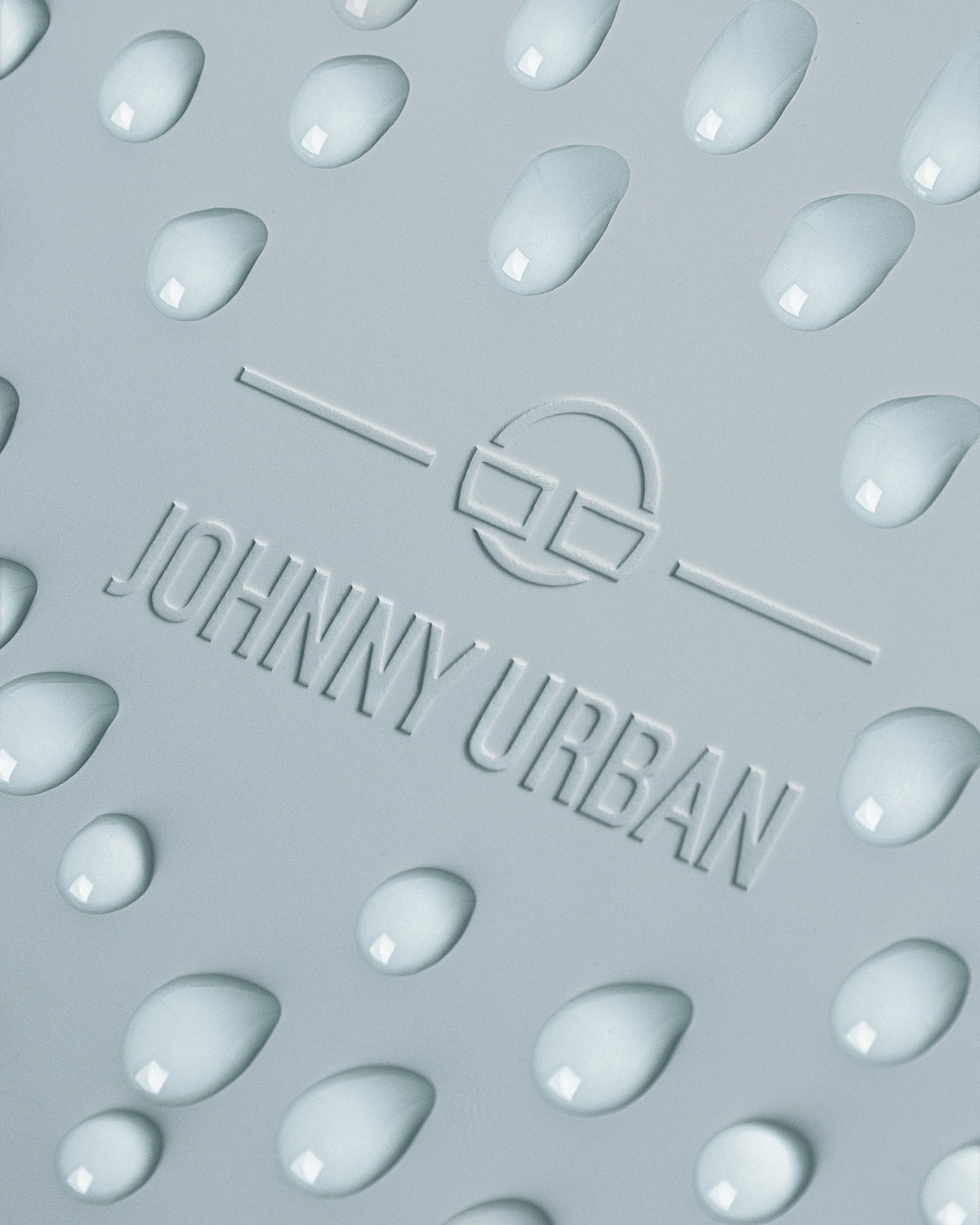 Nahaufnahme des wasserabweisenden Materials des Finley Rucksacks von Johnny Urban mit Wassertröpfchen