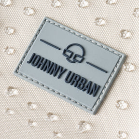 Nahaufnahme des Johnny Urban Logos auf dem sandfarbenen, wasserfesten Rucksack 'Mo' mit geprägtem Schild