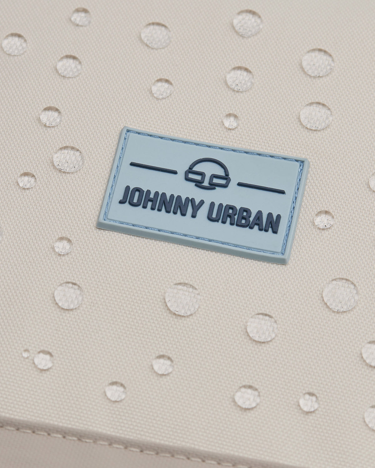 Nahaufnahme des wasserabweisenden Materials mit Johnny Urban Logo am Rucksack 'Neo'