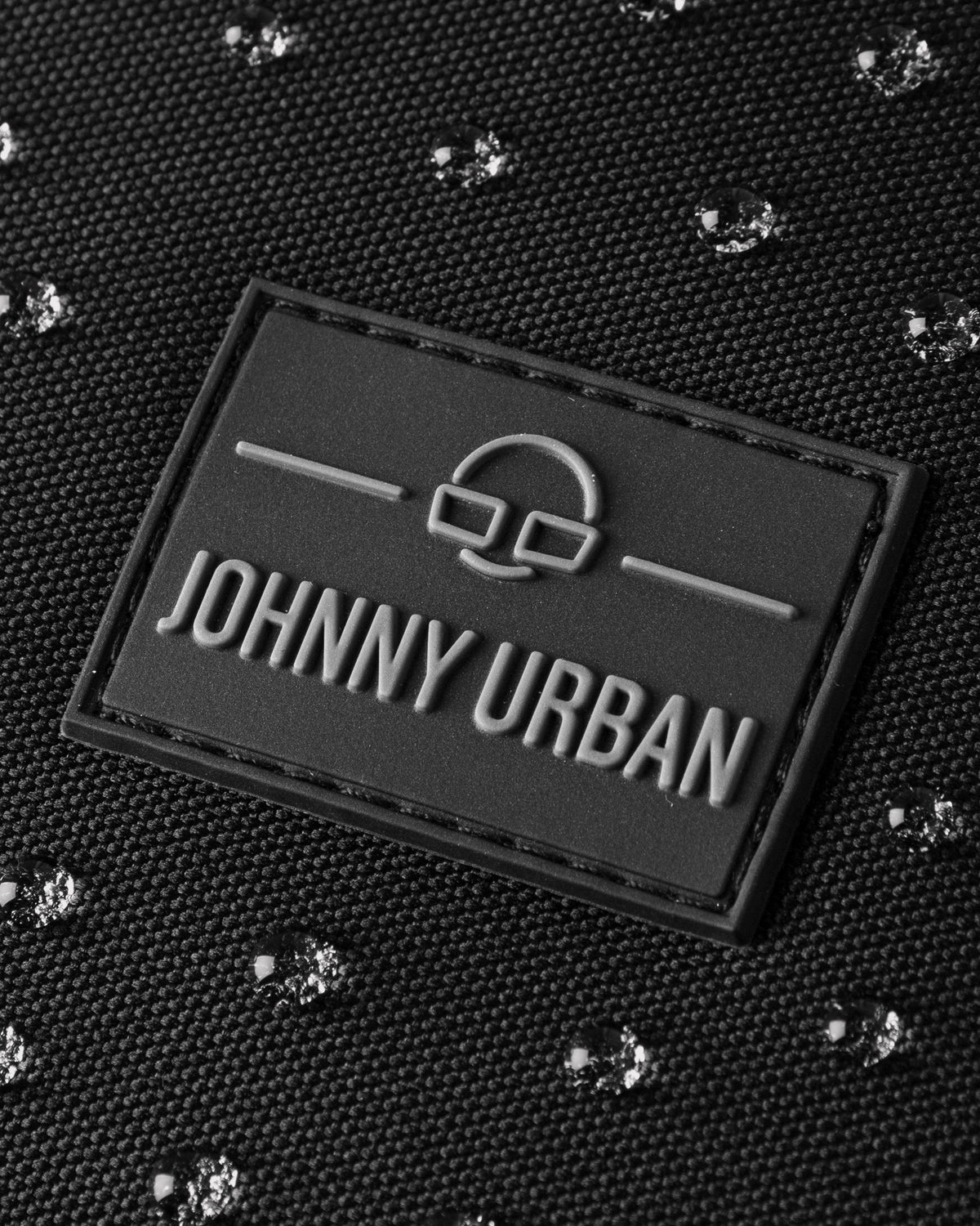 Schwarzes wasserabweisendes Material mit Johnny Urban Logo und Wassertropfen auf Rucksack 'Lian'