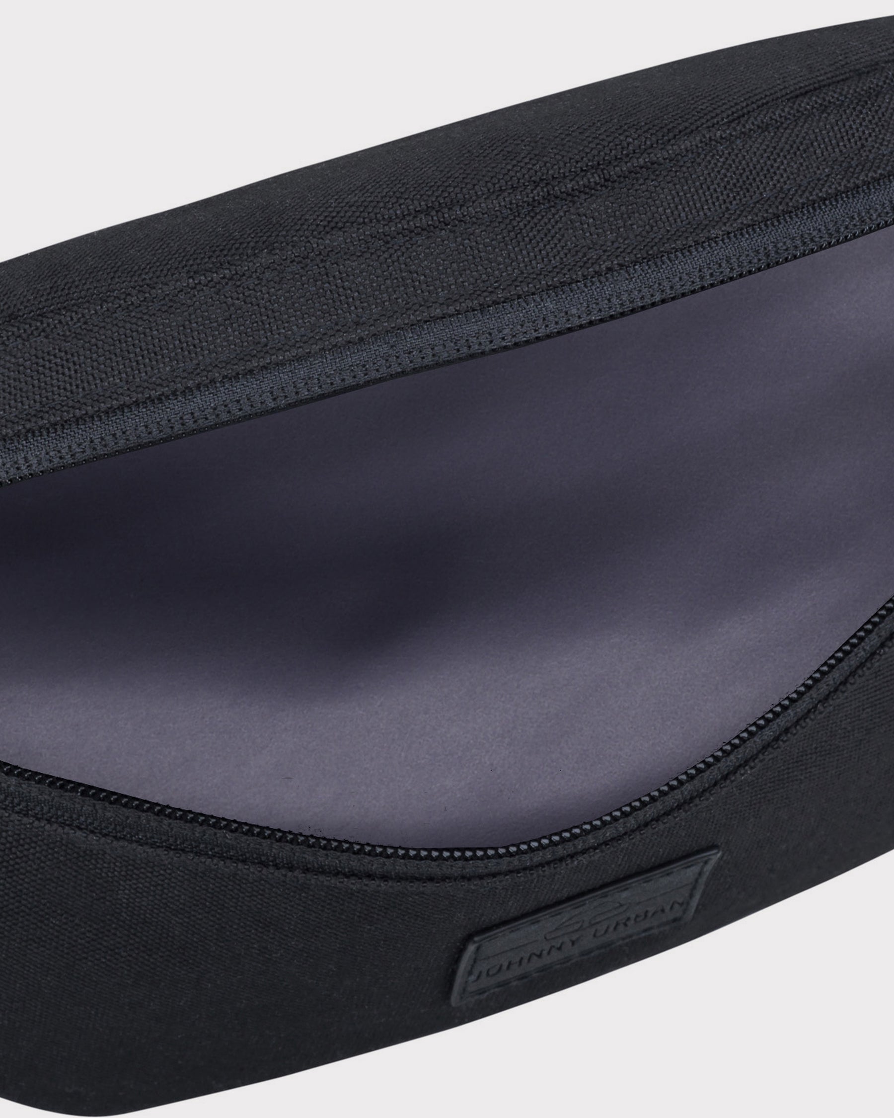 Innenansicht der schwarzen Bauchtasche 'Erik Small' von Johnny Urban mit offenem Reißverschluss