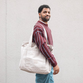 Unser männliches Model präsentiert sich hier mit der Johnny Urban Shopperbag "Kim" in beige.