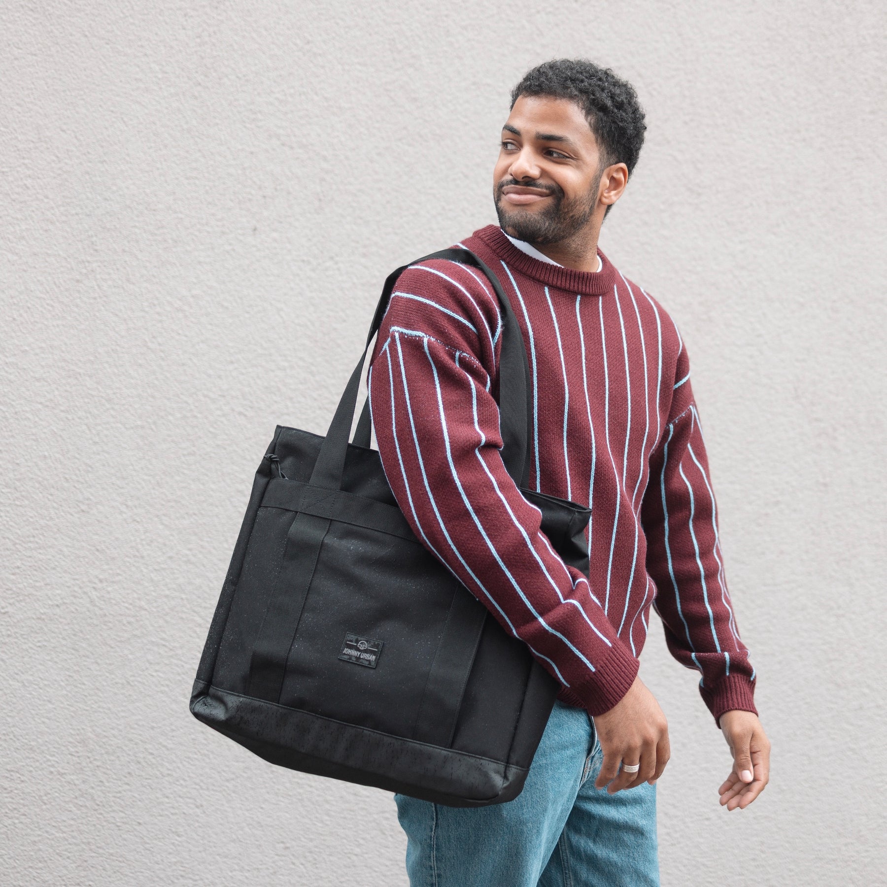 Unser männliches Model zeigt sich hier mit der Johnny Urban Shopper Bag "Kim" in schwarz. 