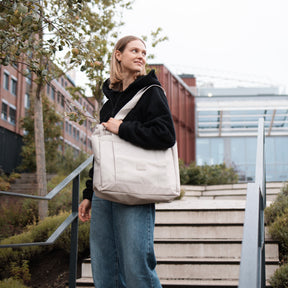 Unser weibliches Model präsentiert sich hier mit der Johnny Urban Shopperbag "Kim" in Sand. 