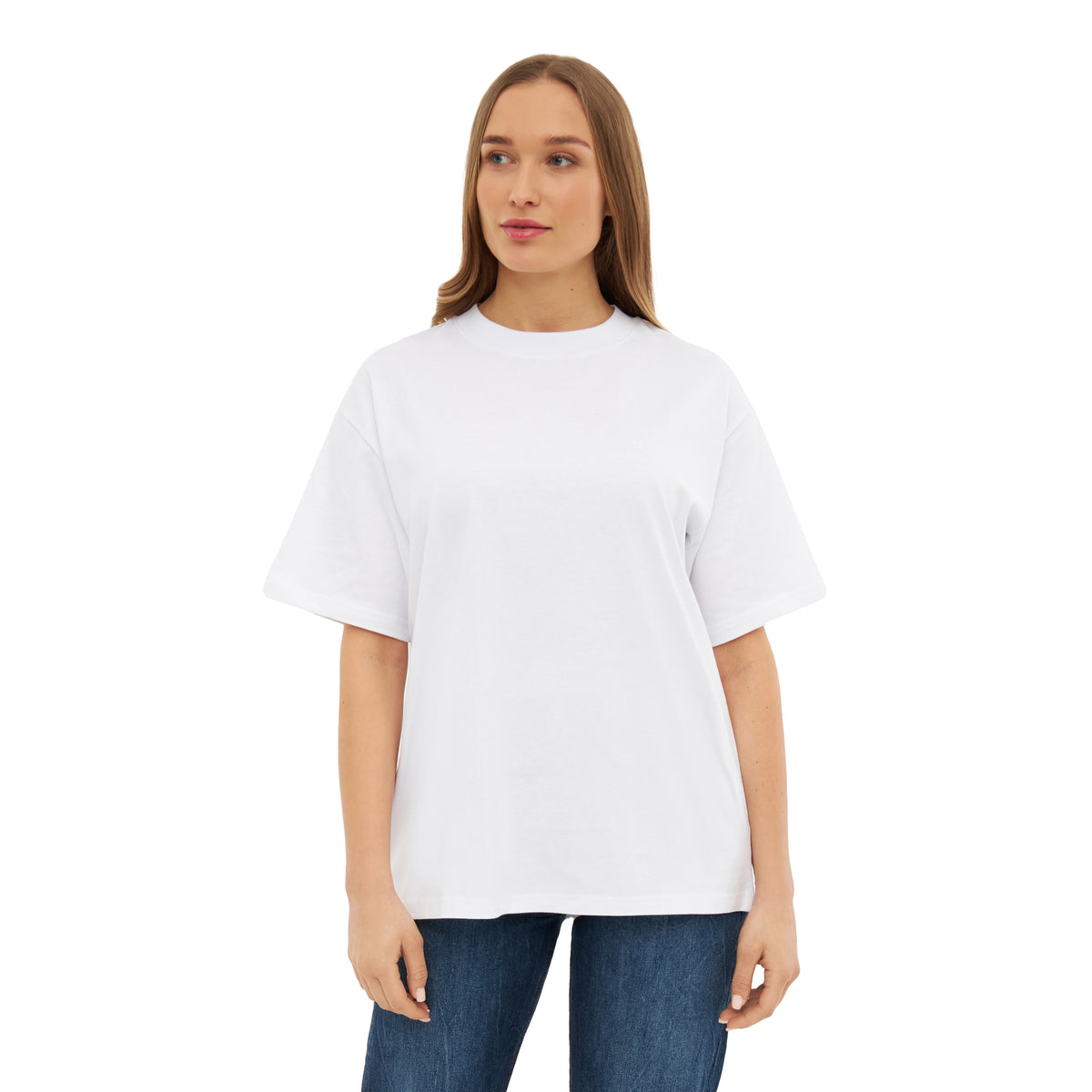 Frau trägt weißes oversized T-Shirt 'Sammy Lava' mit kurzen Ärmeln und blauen Jeans