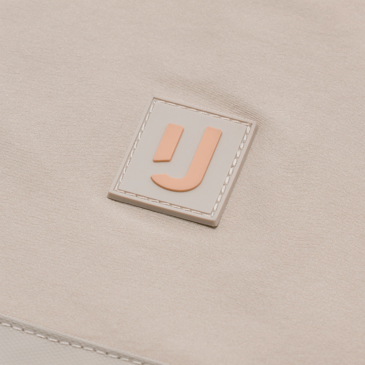 Nahaufnahme des Johnny Urban Logos auf der nachhaltigen Tote Bag 'Jessy' in beigem Stoff