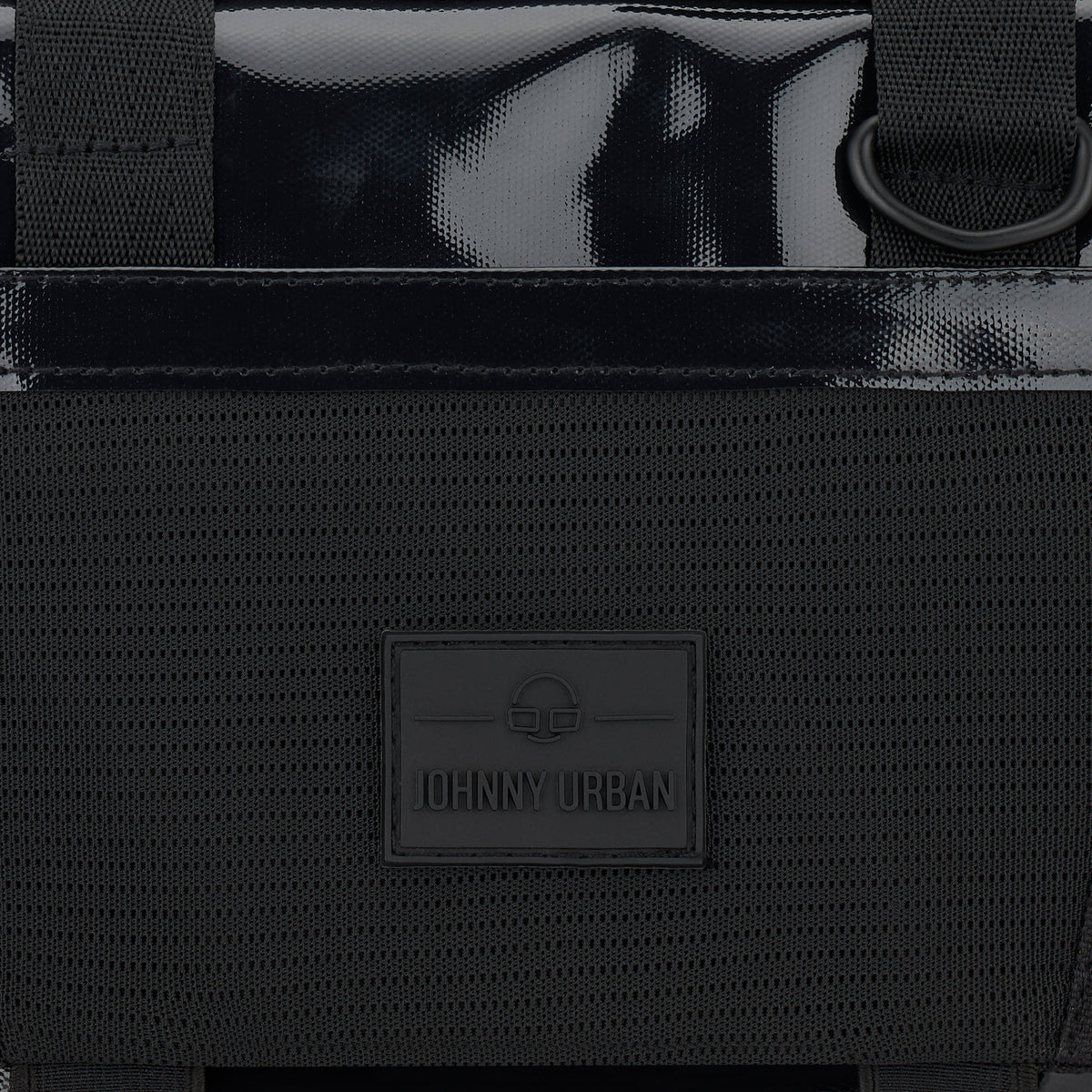 Detailansicht der schwarzen wasserabweisenden Umhängetasche "Avery" mit Johnny Urban Logo