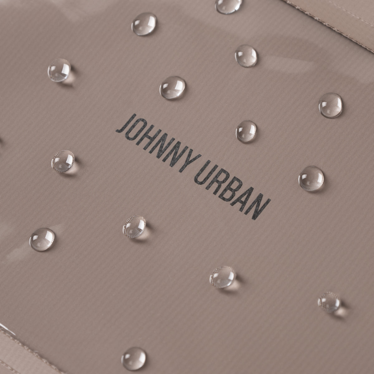 Nahtlose Oberfläche der wasserdichten Dry Bag 'Alfie' von Johnny Urban mit Wassertröpfchen