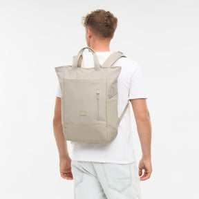 Mann trägt sandfarbene Wickeltasche 'Blair' als Rucksack, Rückansicht