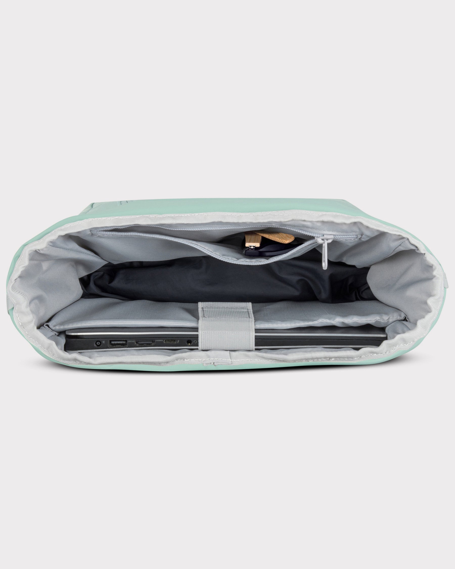 Innenansicht des mintfarbenen Rolltop Rucksacks 'Robin Medium' mit Laptopfach und Reißverschlusstasche