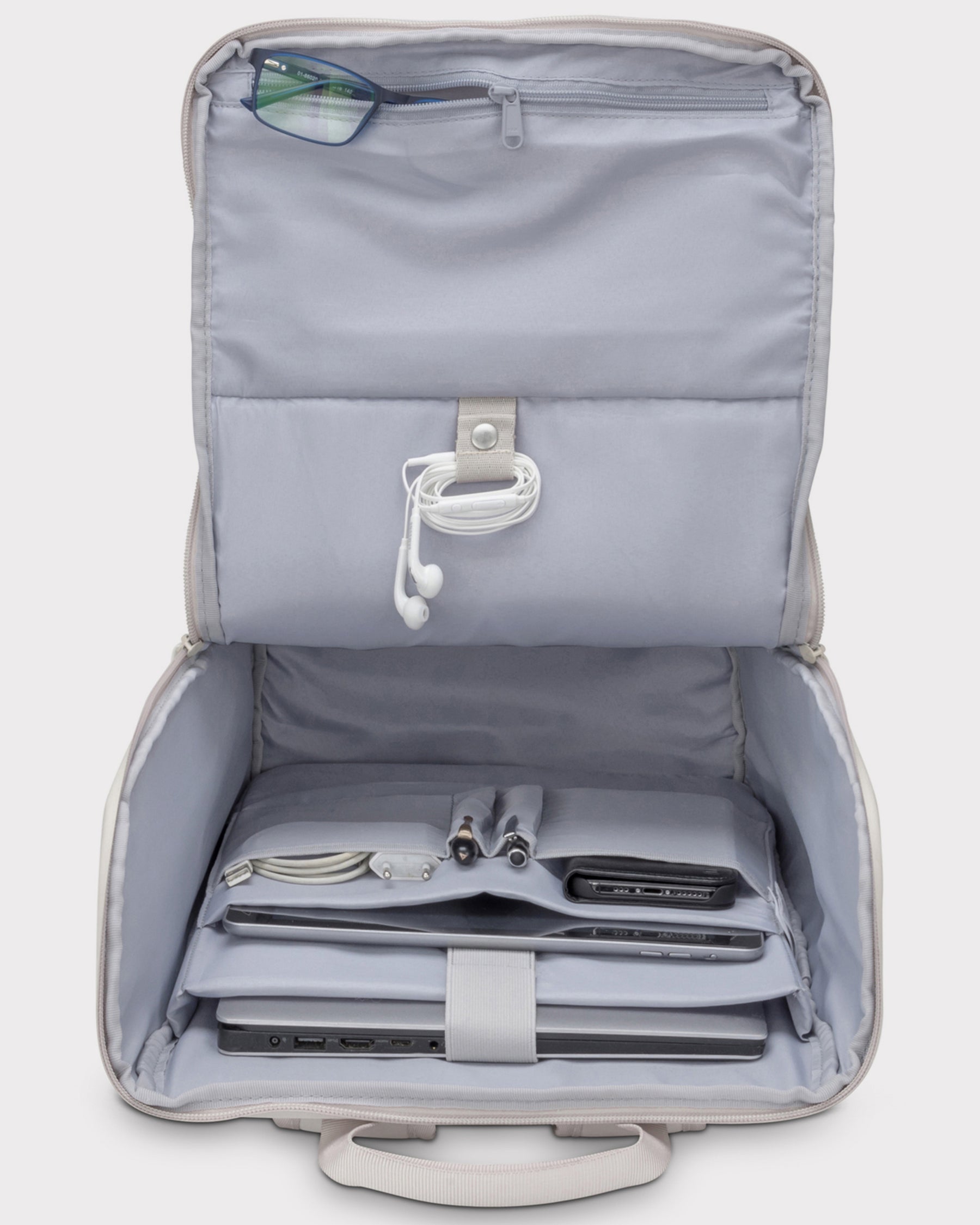 Geöffneter beiger Business-Rucksack 'Jasper' mit organisiertem Innenfach, Laptop, Kabeln, Kopfhörern und Brille