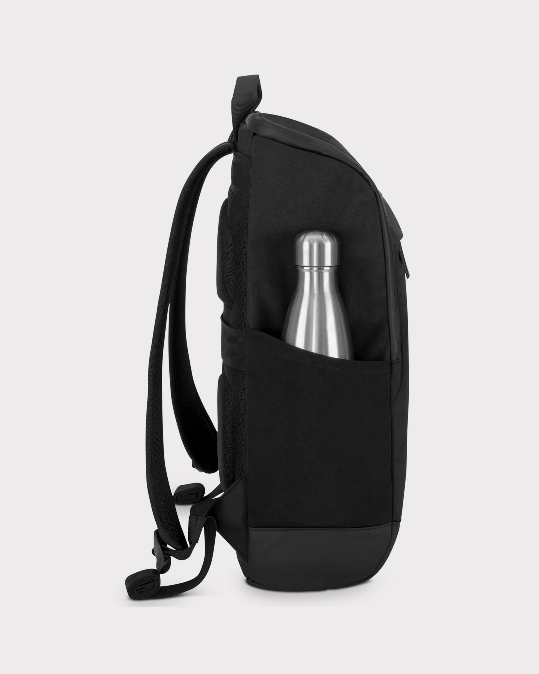 Schwarzer Business-Rucksack 'Jasper' mit seitlicher Außentasche, darin eine silberne Trinkflasche