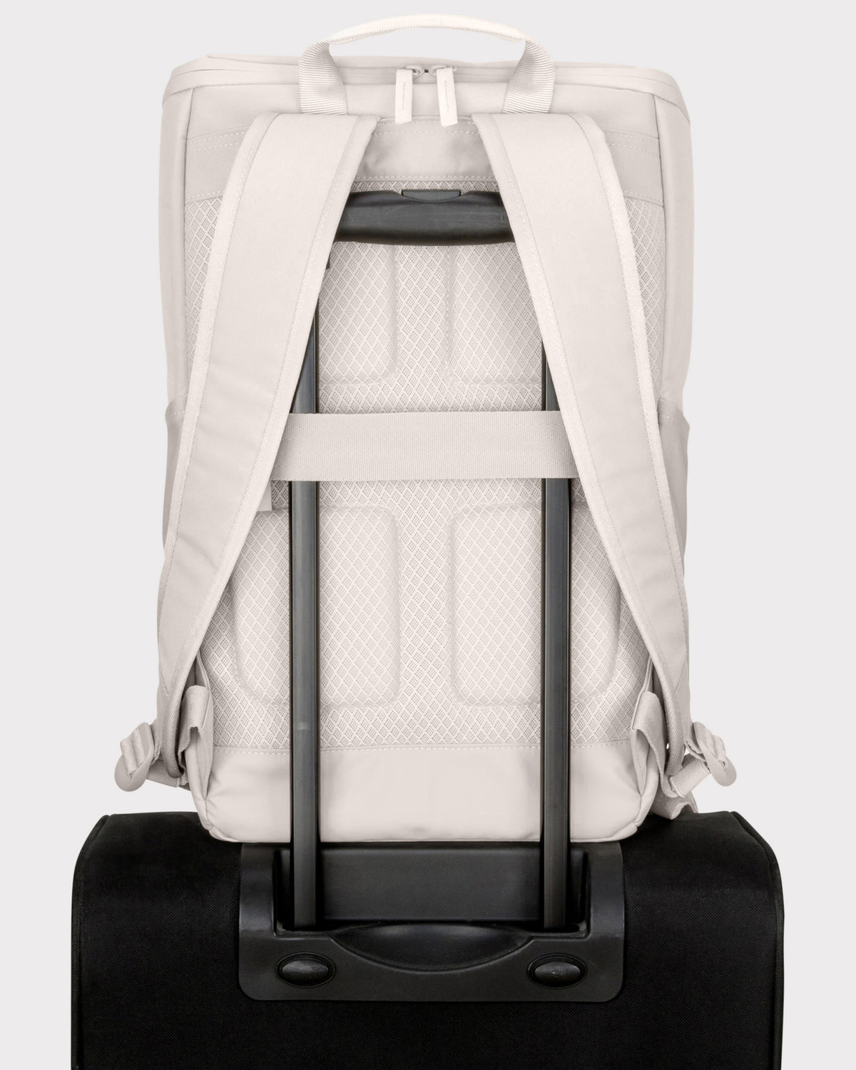 Beiger Business-Rucksack 'Jasper' mit gepolsterten Trägern an einem ausgezogenen schwarzen Trolleygriff