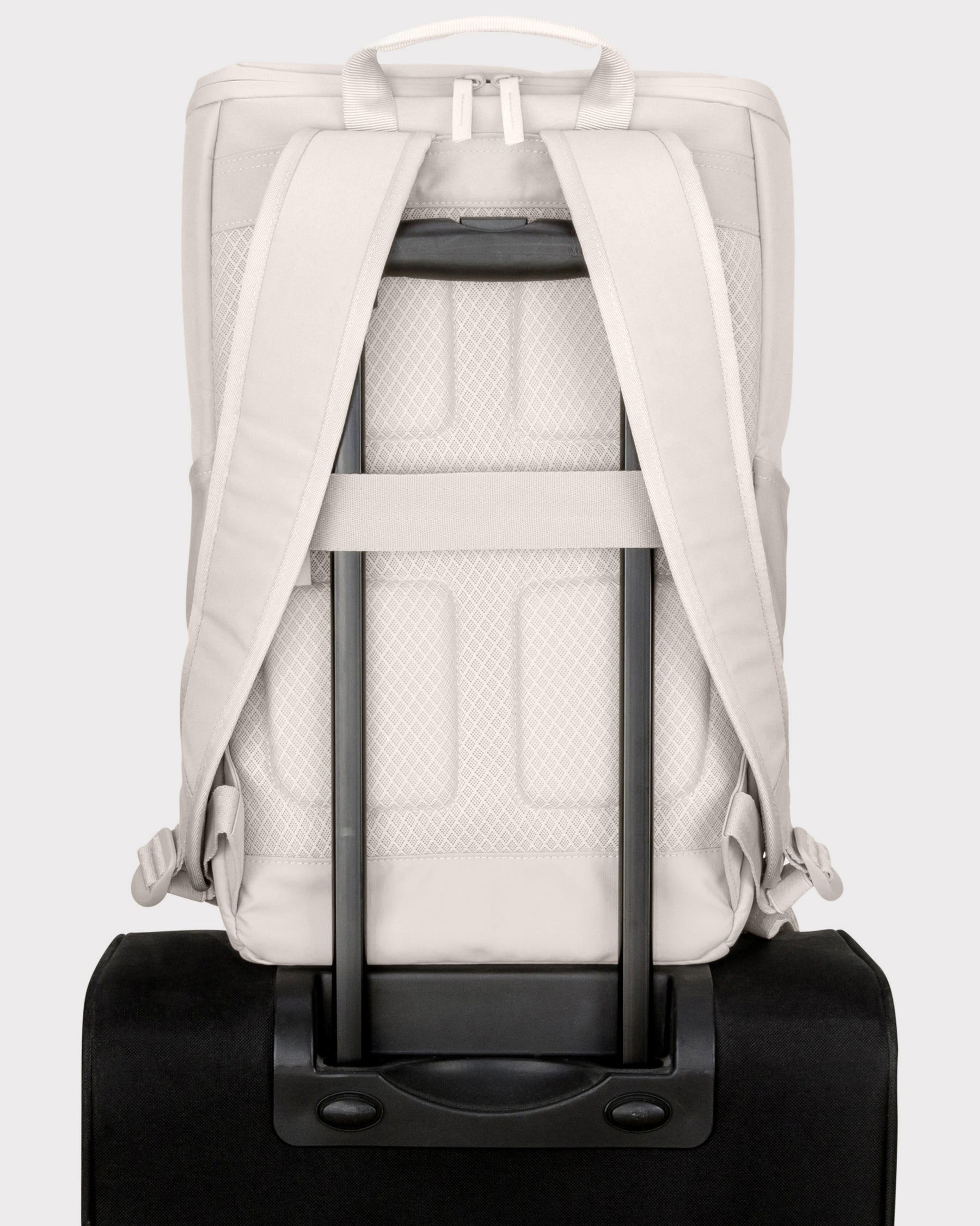 Beiger Business-Rucksack 'Jasper' mit gepolsterten Trägern an einem ausgezogenen schwarzen Trolleygriff