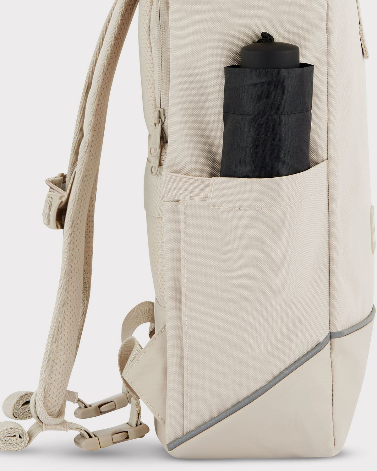 Beiger Rolltop Rucksack 'Robin Medium' mit schwarzem Regenschirm in Seitentasche