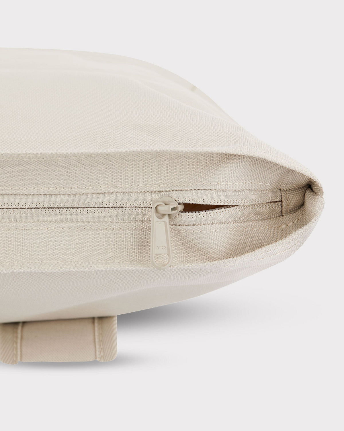 Beiger Rolltop-Rucksack 'Robin Medium' von Johnny Urban, Nahaufnahme des Reißverschlusses und einer Schlaufe