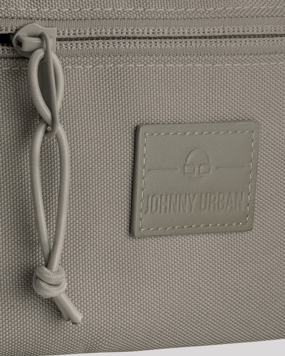 Detailansicht der Naht, des Reißverschlusses und des Logos der Johnny Urban Bauchtasche 'Erik Small' in desert grey