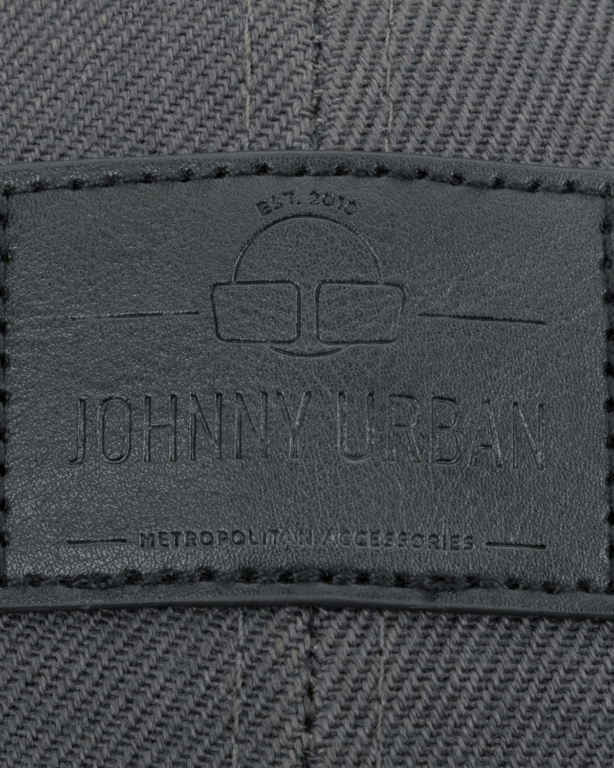 Schwarzes Johnny Urban Logo-Etikett aus Leder auf dunkelgrauem Stoff bei Cap 'Dean'
