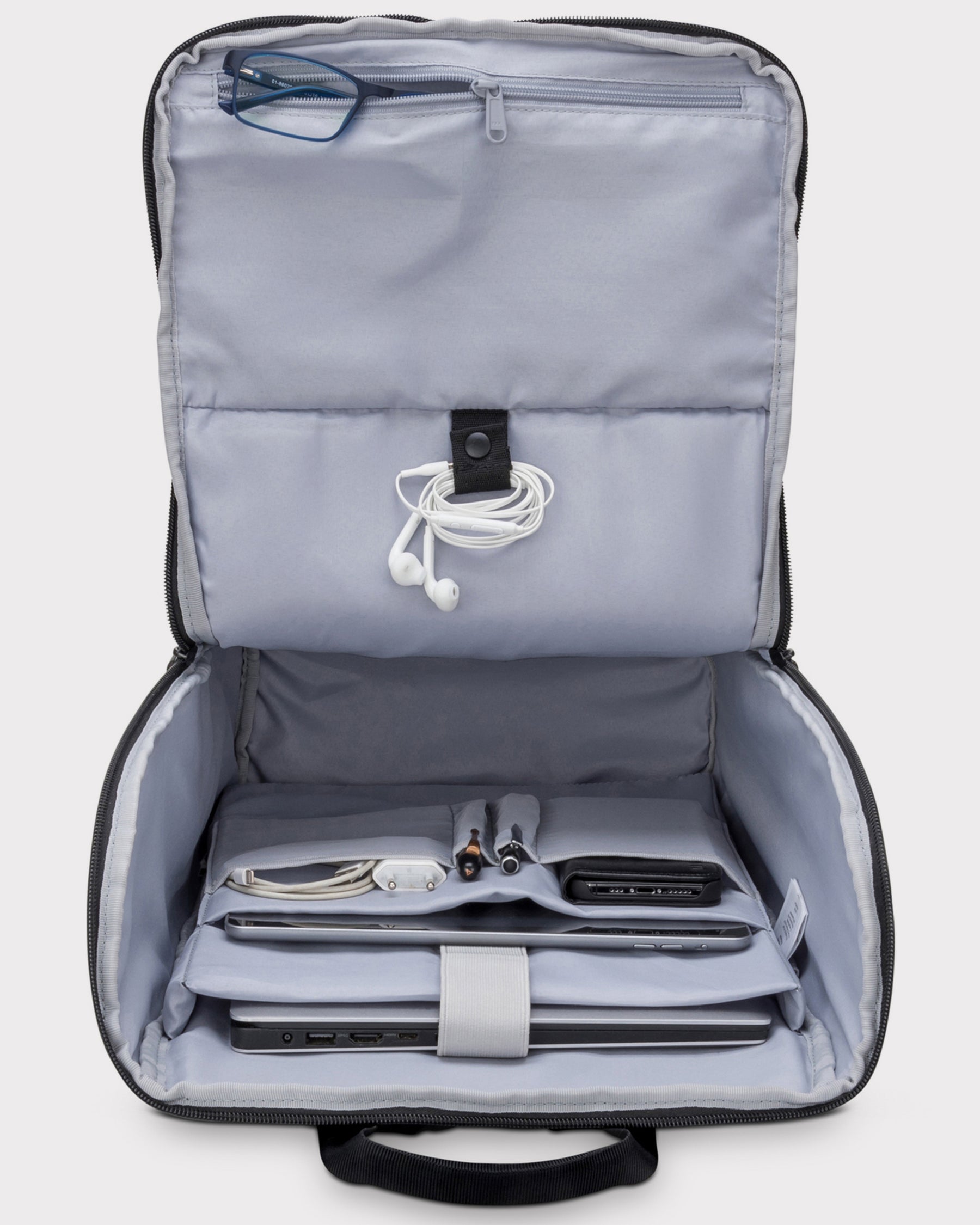 Offener schwarzer Business-Rucksack Jasper mit Laptop, Tablet, Kabeln und Kopfhörern in aufgeräumtem Innenfach