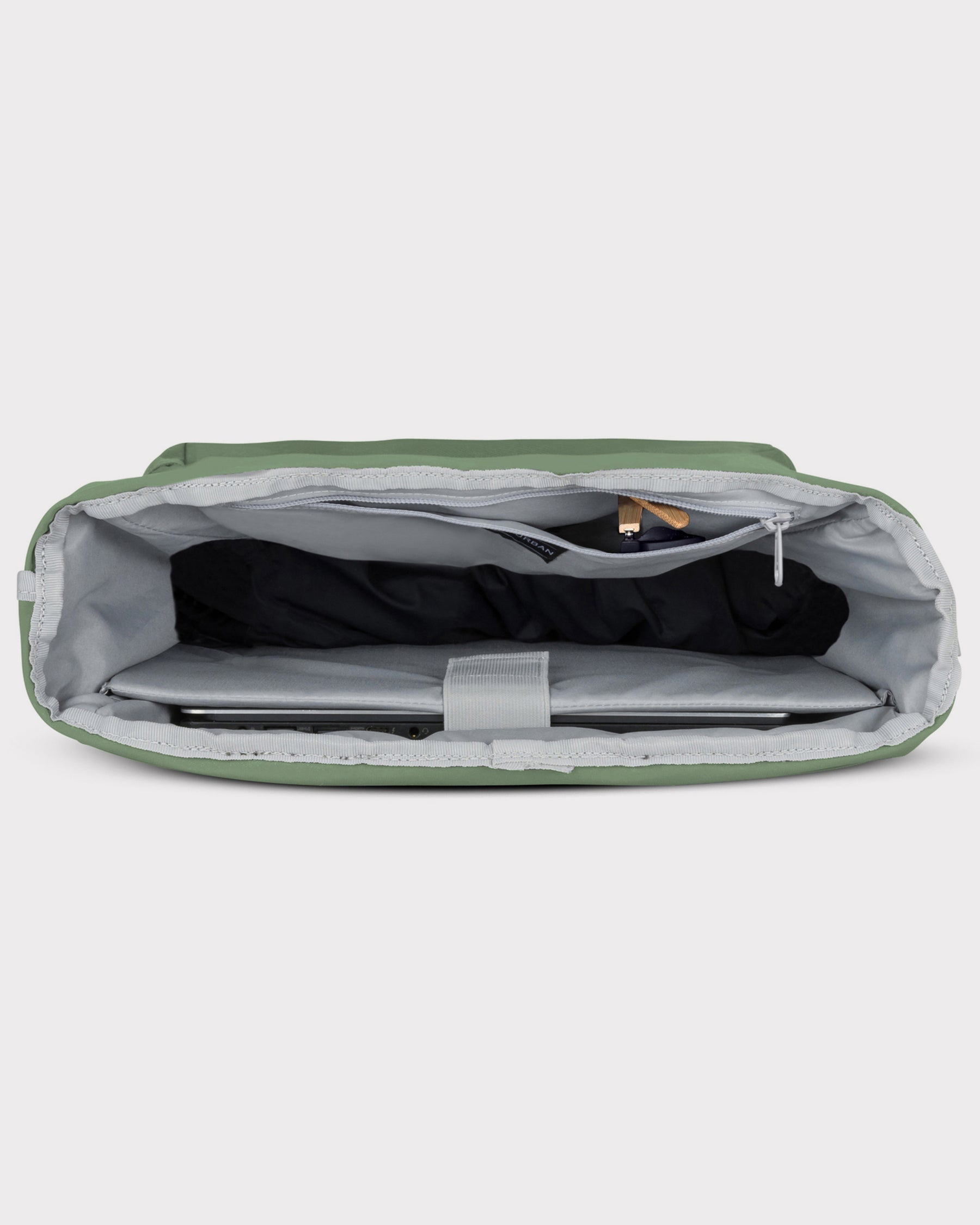 Geöffneter grüner Rolltop Rucksack 'Robin Large' mit gepolstertem Laptopfach und innere Reißverschlusstasche