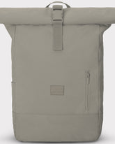 Beiger Rolltop-Rucksack 'Robin Large' von Johnny Urban mit einer vorderen Reißverschlusstasche