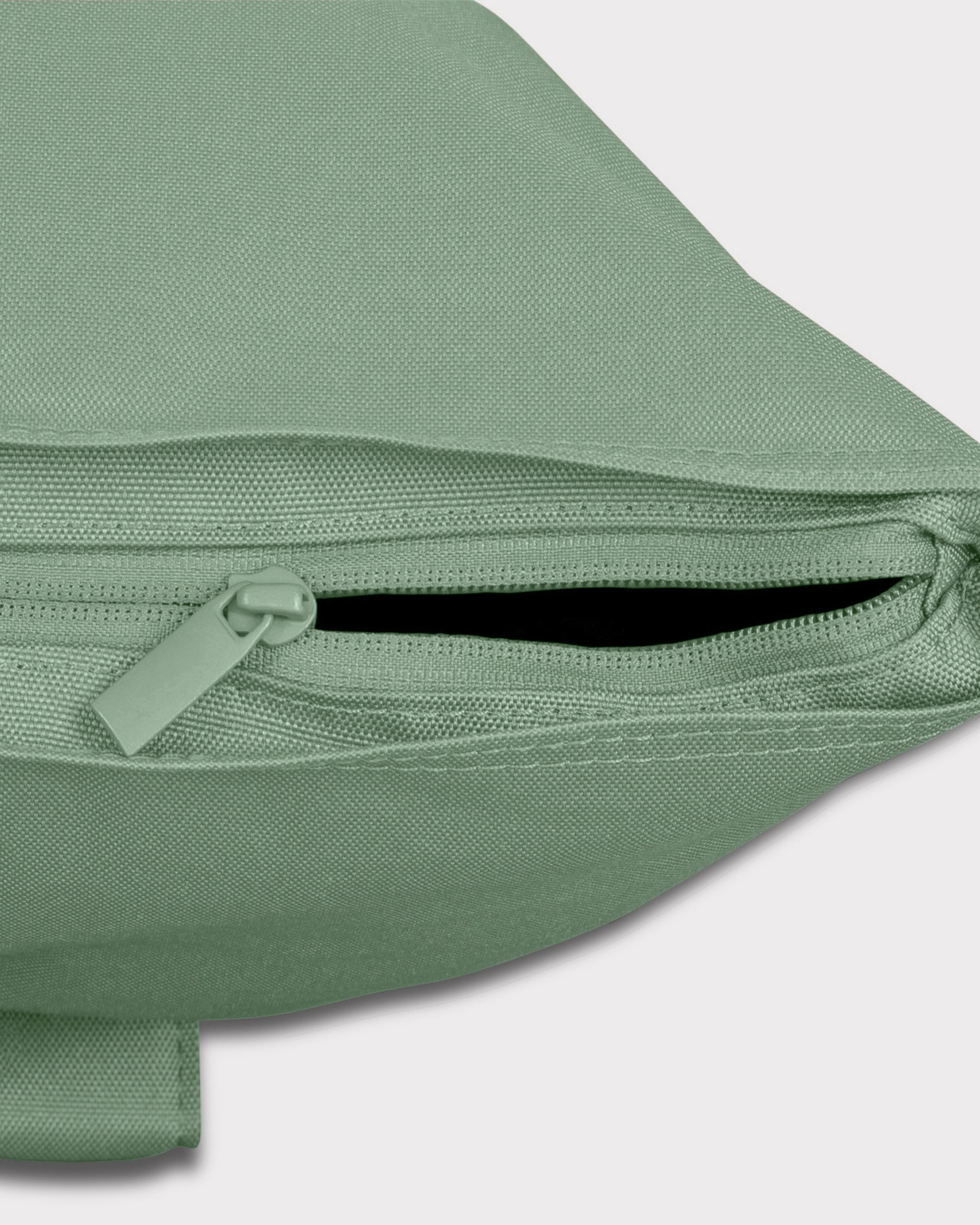 Grüner Rolltop-Rucksack 'Robin Large' von Johnny Urban mit teilweise geöffnetem Reißverschluss